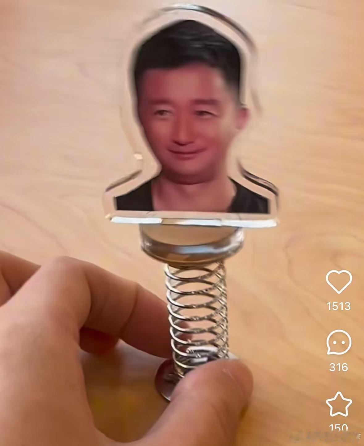 吴京那些抽象周边，简直是网络欢乐源泉。摇头摇摇乐、开瓶大嘴款，还有反差萌大头扇，