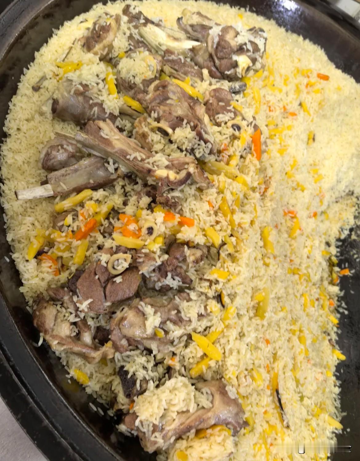 友好这家抓饭馆子，听说开的时间长了，今天和同事过来吃午饭，人不少，听同事说篮球运