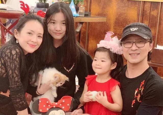 汪峰的大女儿小苹果长得非常漂亮，她和母亲葛荟婕很像，五官柔和，身材高挑，已经是个