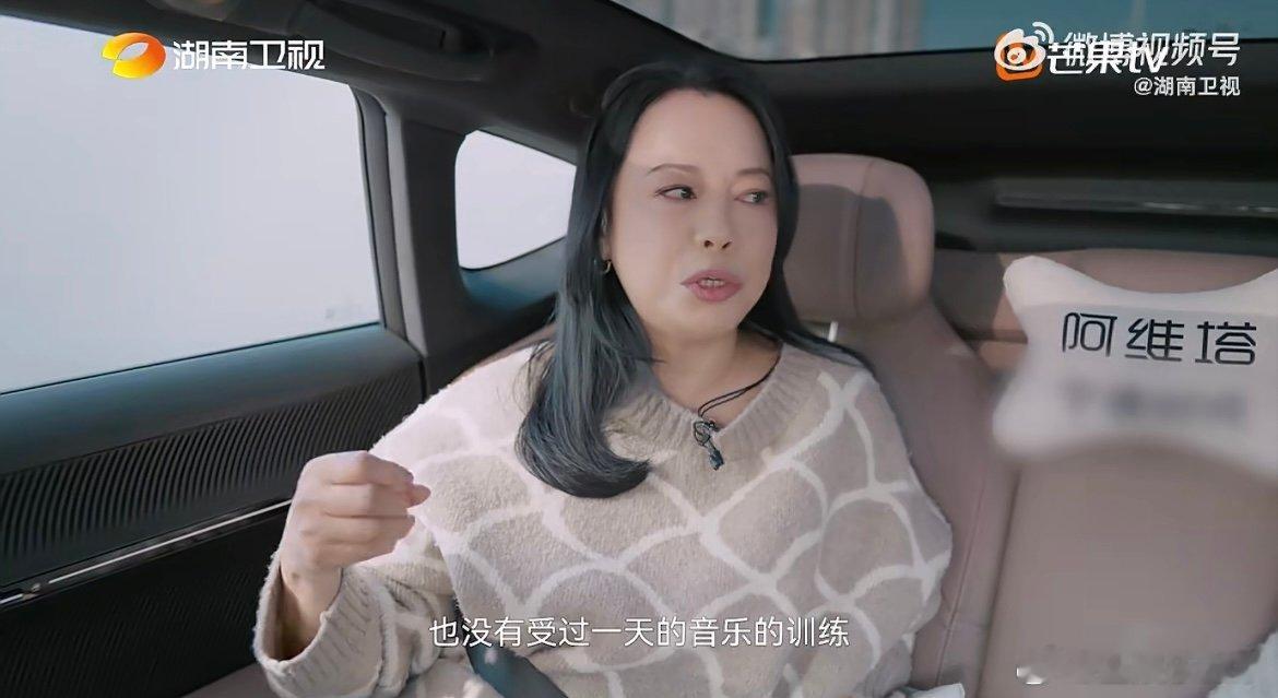 黄绮珊是拿生命在唱歌 她的嗓音里藏着半生的故事，有遗憾也有释然。不用专业的唱腔包