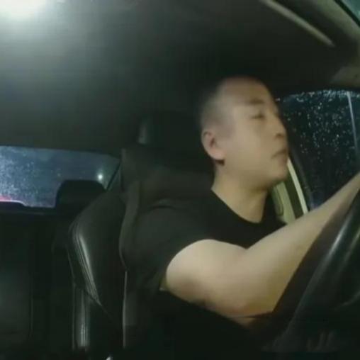 破防了！网约车司机倾诉生活苦，不料乘客是26岁肺癌晚期姑娘
 
成都这一幕感动无