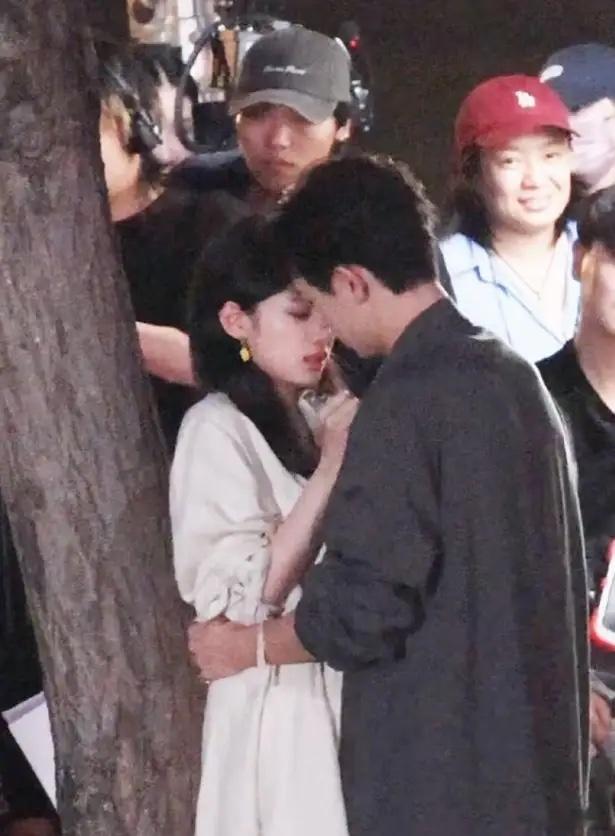 李现张婧仪《雾里青》也是预制爆款偶像剧！开机三天，连续三天路透上热搜，而且吻戏路