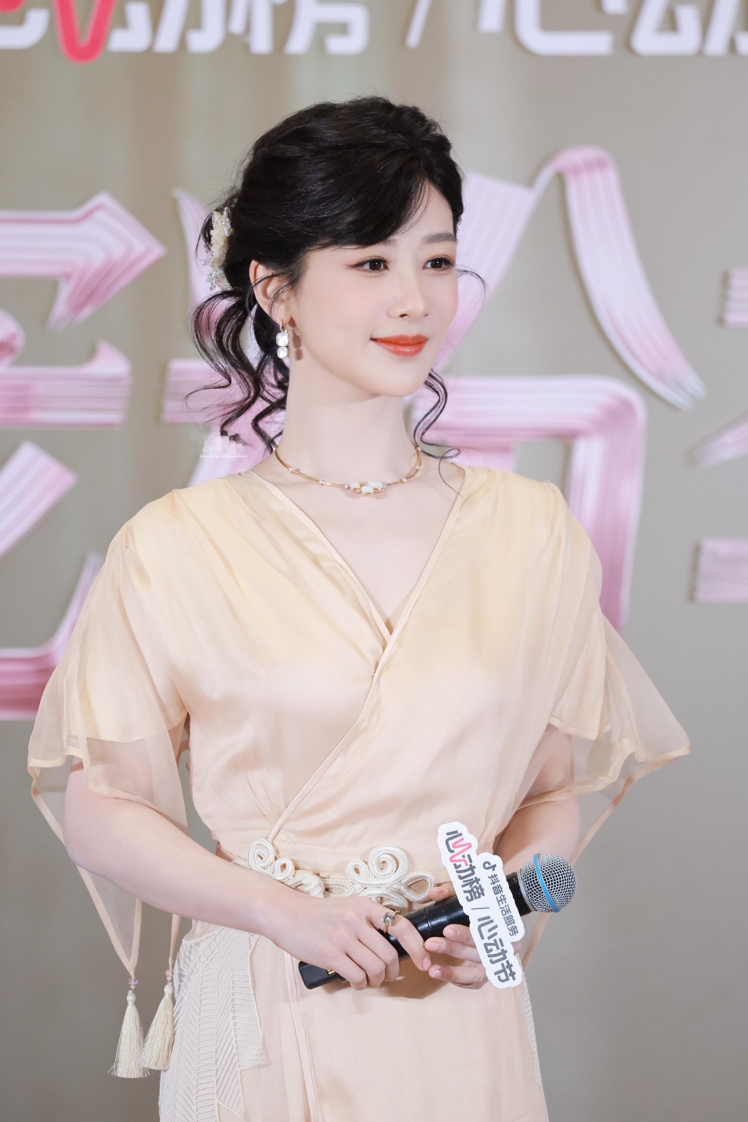 杨紫今日活动生图，美得好温婉大气！ 