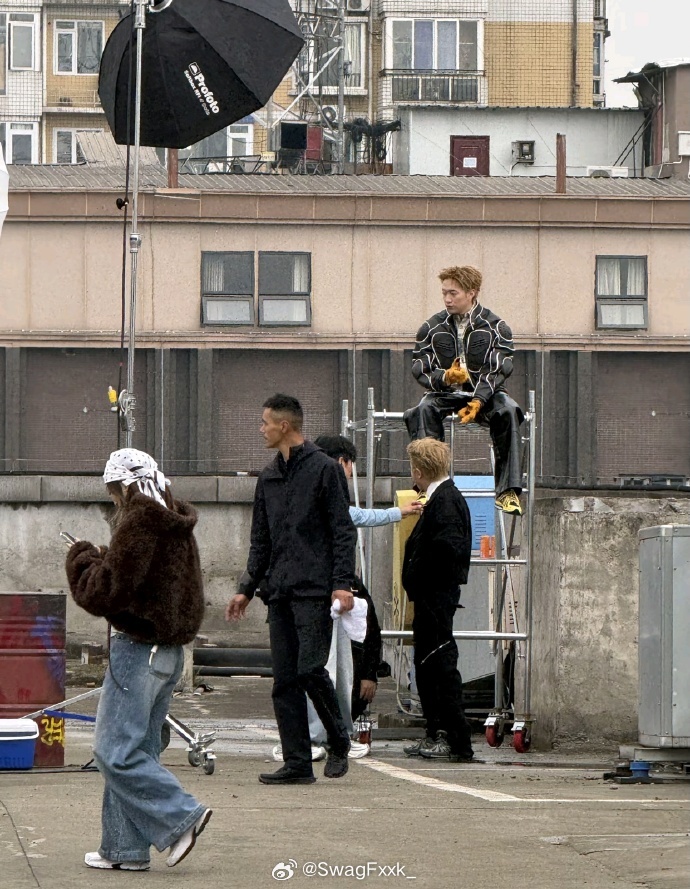 合作上了！有网友遇到Asen和王以太一起拍东西！Asen cr：noPain 