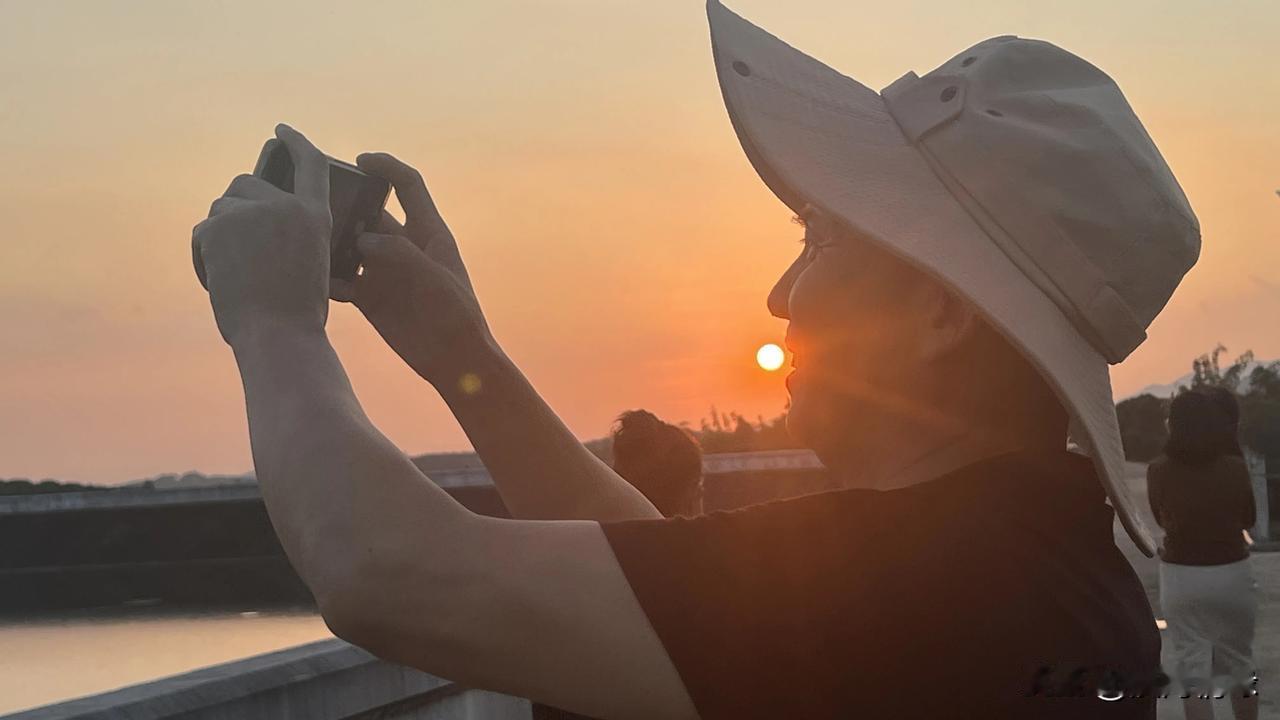 如梦令•龙沐湾夕阳
龙沐残阳西赴，远水粼光金镀。
徐步赏幽奇，摄尽余晖盈目。
金