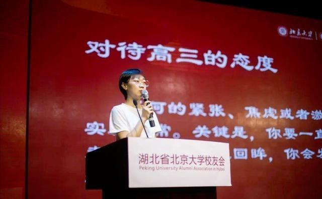 2020湖北女孩高考725分成状元，语文成绩10年难遇，7岁豪言竟成真
唐楚玥出