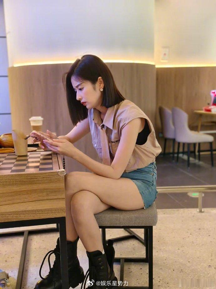 偶遇颖儿带小月亮出游 网友在杭州遇了颖儿带女儿小月亮游玩儿，颖儿状态真好 [哈哈