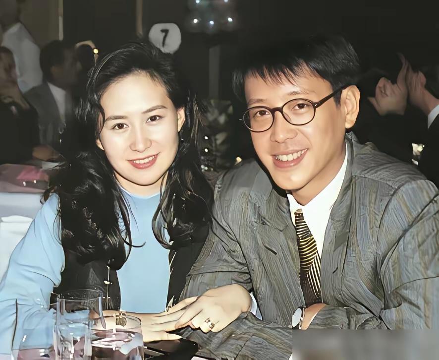他们之间，应该也爱过吧！
虽说是豪门联姻，但何超琼与许晋亨之间，还是有过爱情的！