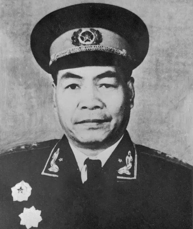 张宗逊在三湾改编后，护送毛主席上井冈山，夜晚始终守护主席，形影不离。红军长征至延