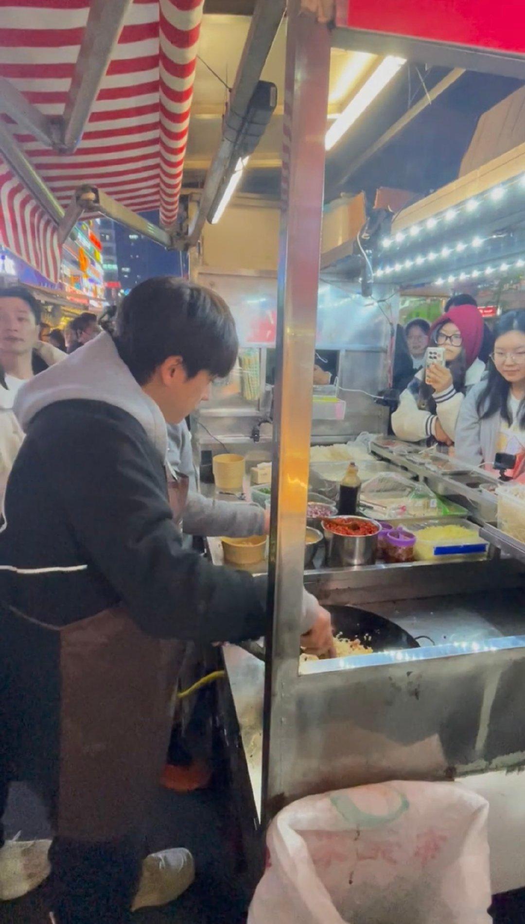 武艺摆摊卖炒饭 救命啊武艺这是素颜的状态吗？皮肤这么好！ 
