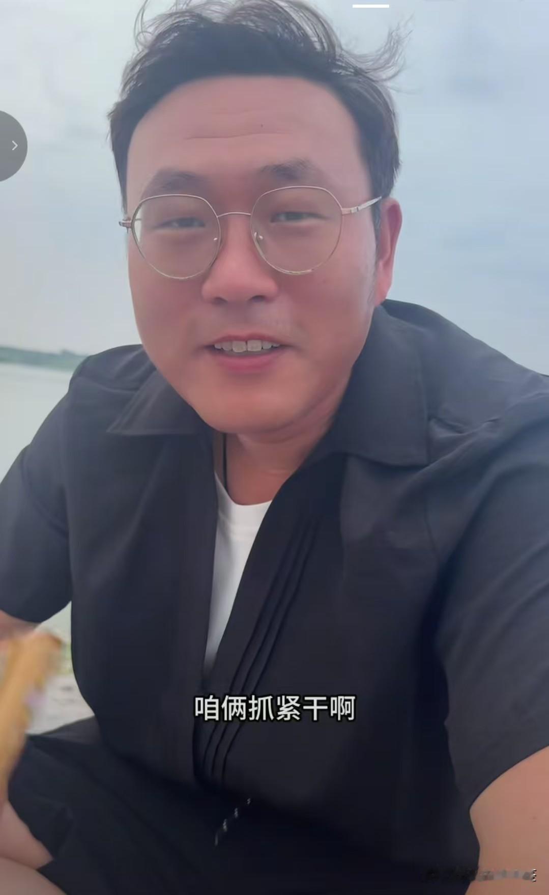 云飞终于决定要买房了
        是因为看到她妈妈在地上睡觉那一刻还是别的，