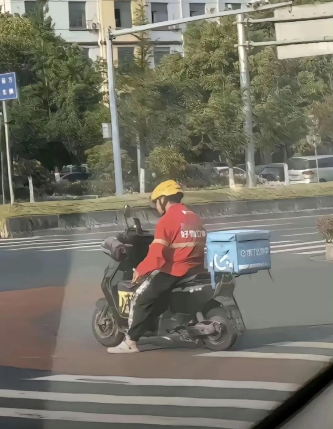 这是当代吕布吗？戴着前朝的帽子，骑着敌的军马，接着本朝的单子，试问天下还有谁。