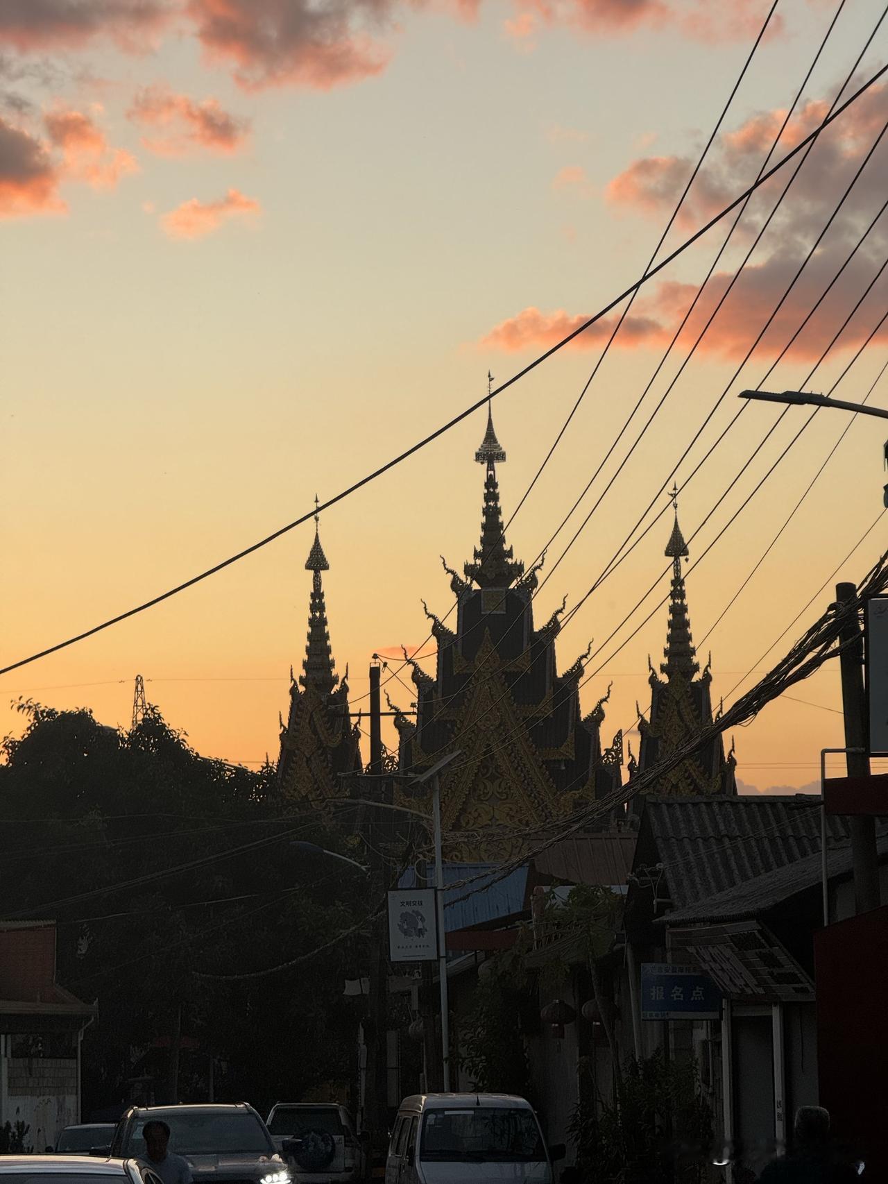 芒市是一个十分具有自身特点的城市，从建筑到美食，还有这里的文化都非常的独特，城市