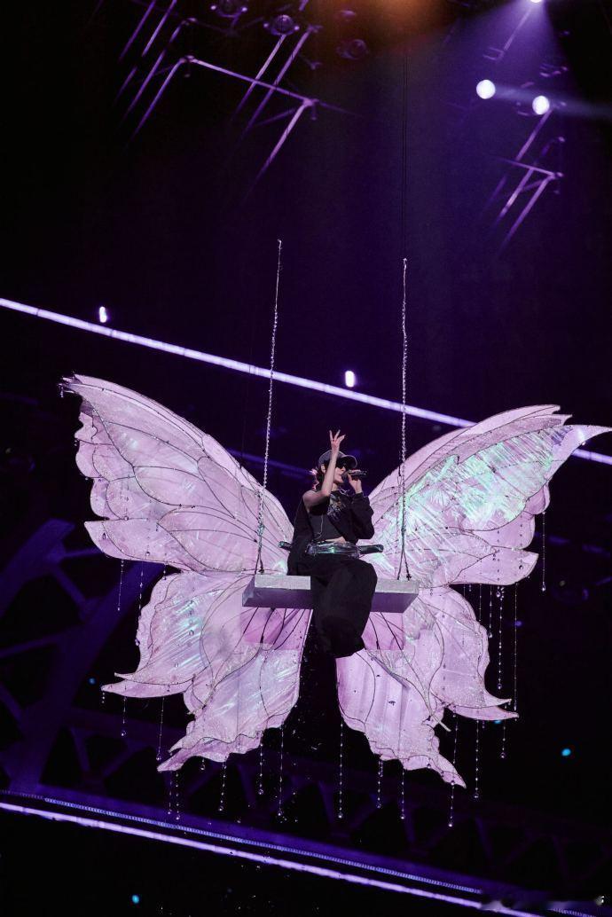 谁捡到戚薇项链了 戚薇在湖南卫视跨年舞台的《看我七十二变》太惊艳！开场美如画，切