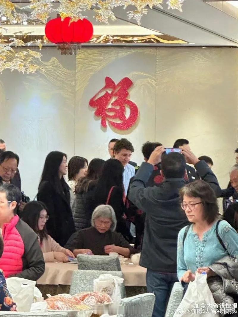 特鲁多除夕突然到中餐馆敬酒，并向170万加拿大华人拜年[抠鼻] ​​​