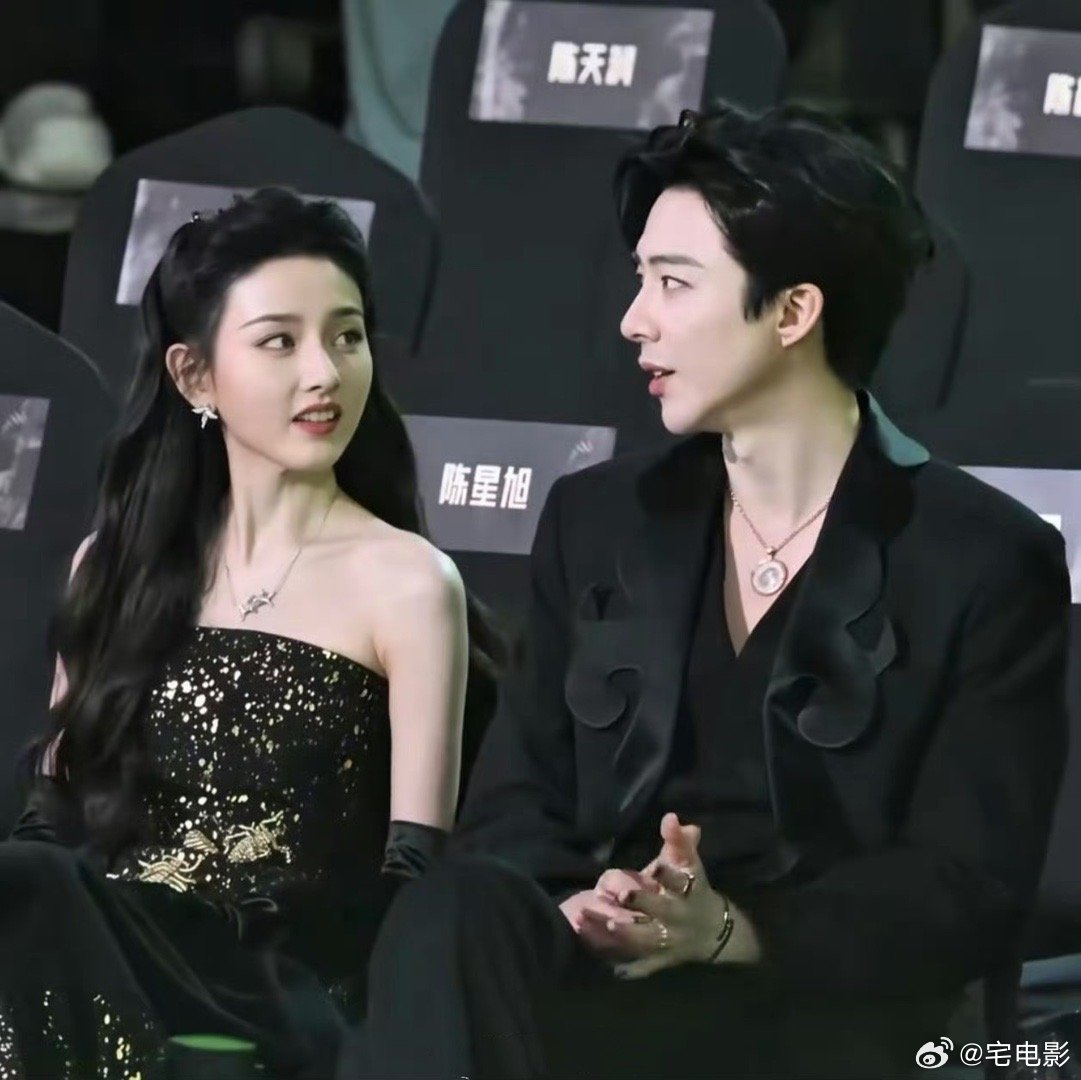 刘宇宁宋祖儿坐一起宋祖儿刘宇宁坐一起微博之夜内场刘宇宁宋祖儿邻座同框，折腰夫妇线