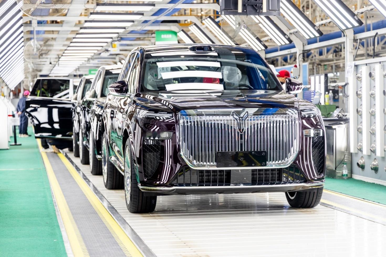 得益于高效的执行力，岚图汽车仅用四个月就搞定了港股上市的所有前置审批。作为央企新