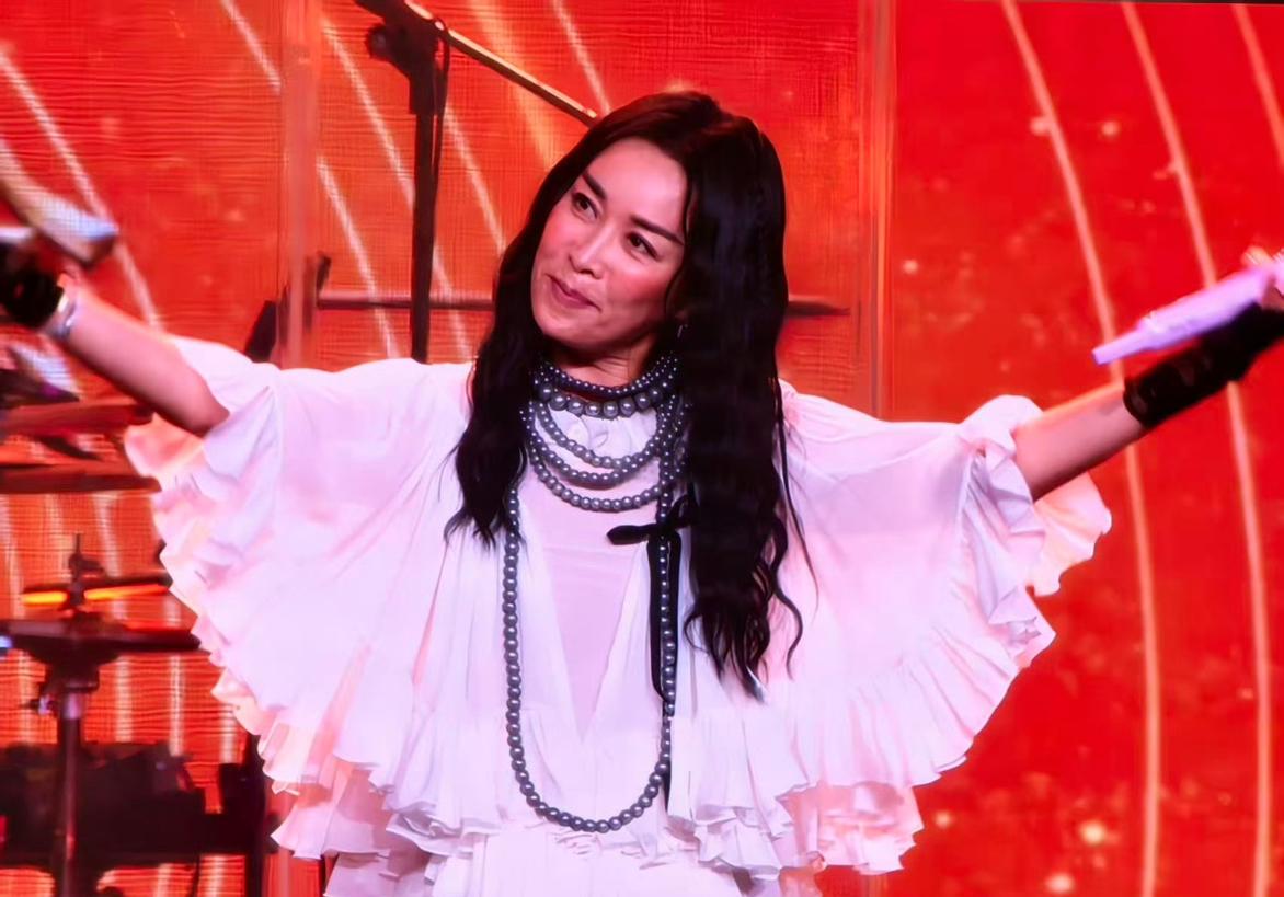 刷到那姐在佛山唱歌的视频，五十八岁的人，一袭白裙，长发披肩，身段还是那么利落。她