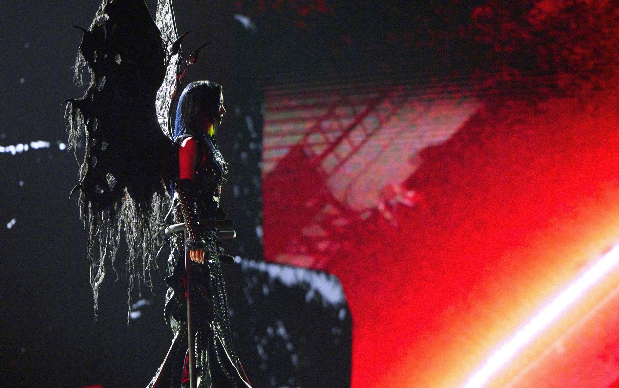 痛感是愉悦的回音。蔡依林以五大章节、七重造型，构筑起一座感官幻境。「愉悦」在宏大