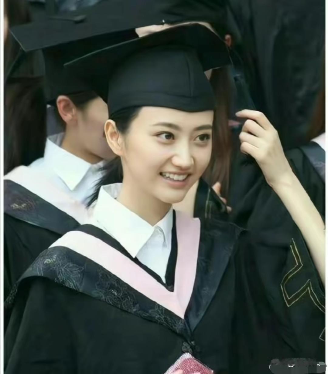 2011年，北京电影学院毕业现场。景甜身穿学士服、学士帽，素颜淡妆，满满的学生气