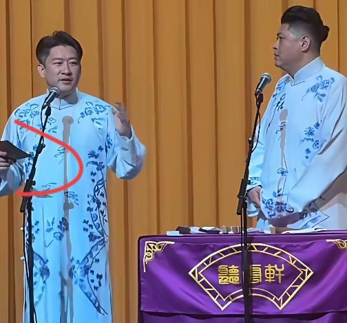 看过曹云金相声的观众都知道，他每次说相声，都有一段读小纸条的保留节目，
内容是观