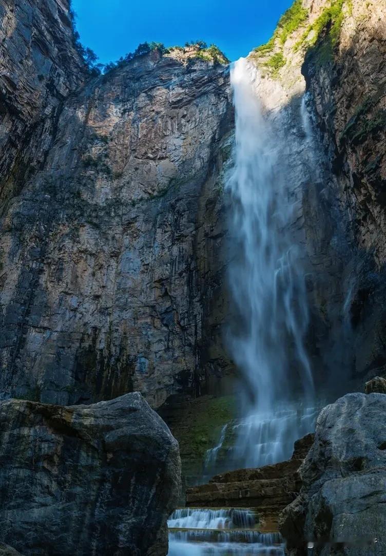 这个云台山景点经过亿万年的山洪冲刷形成了瀑布景观，人们将自然资源景观供游人游玩欣
