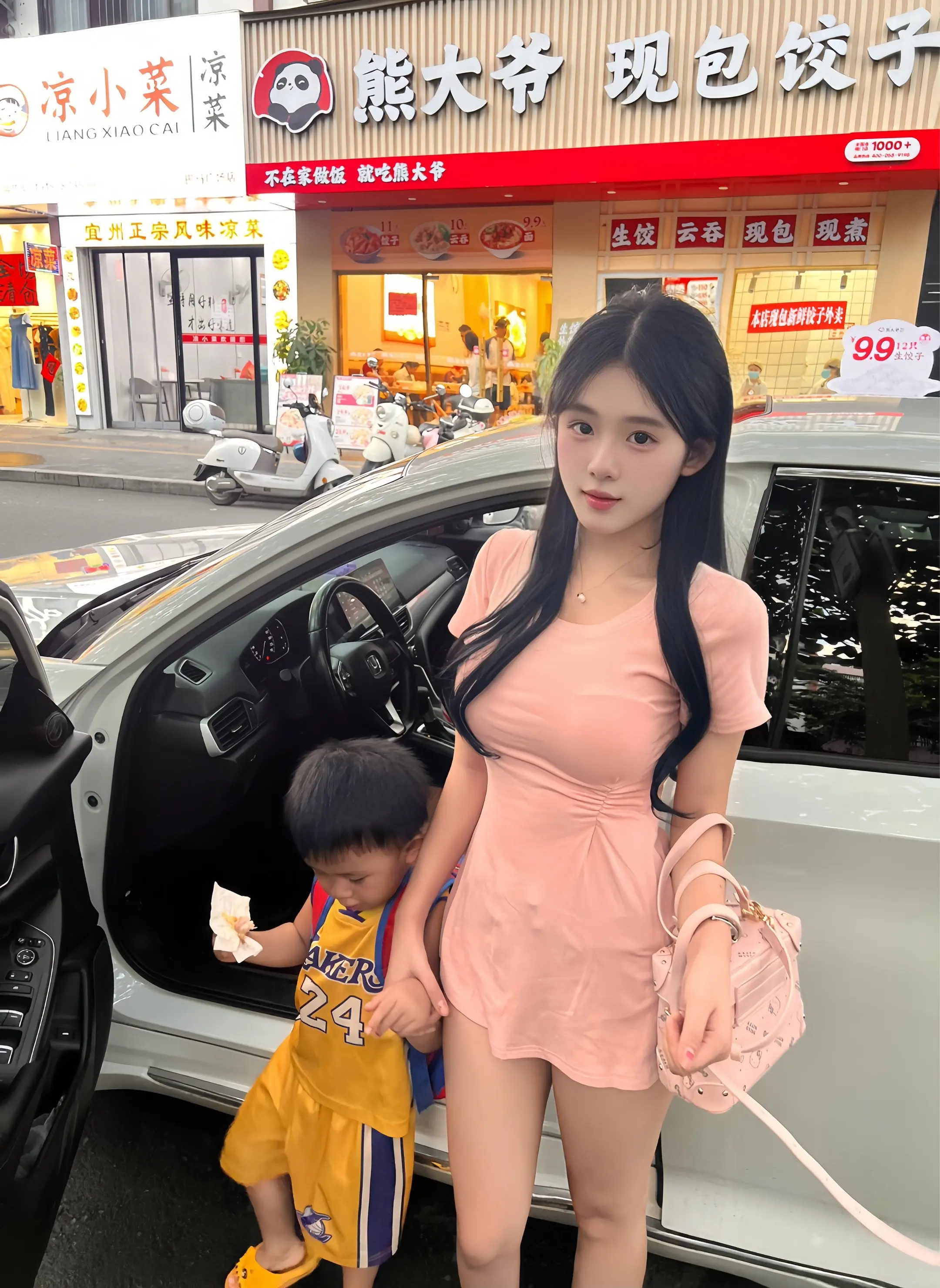 宝贝 妈妈今天来你的幼儿园参加家长会了 妈妈今天美吗