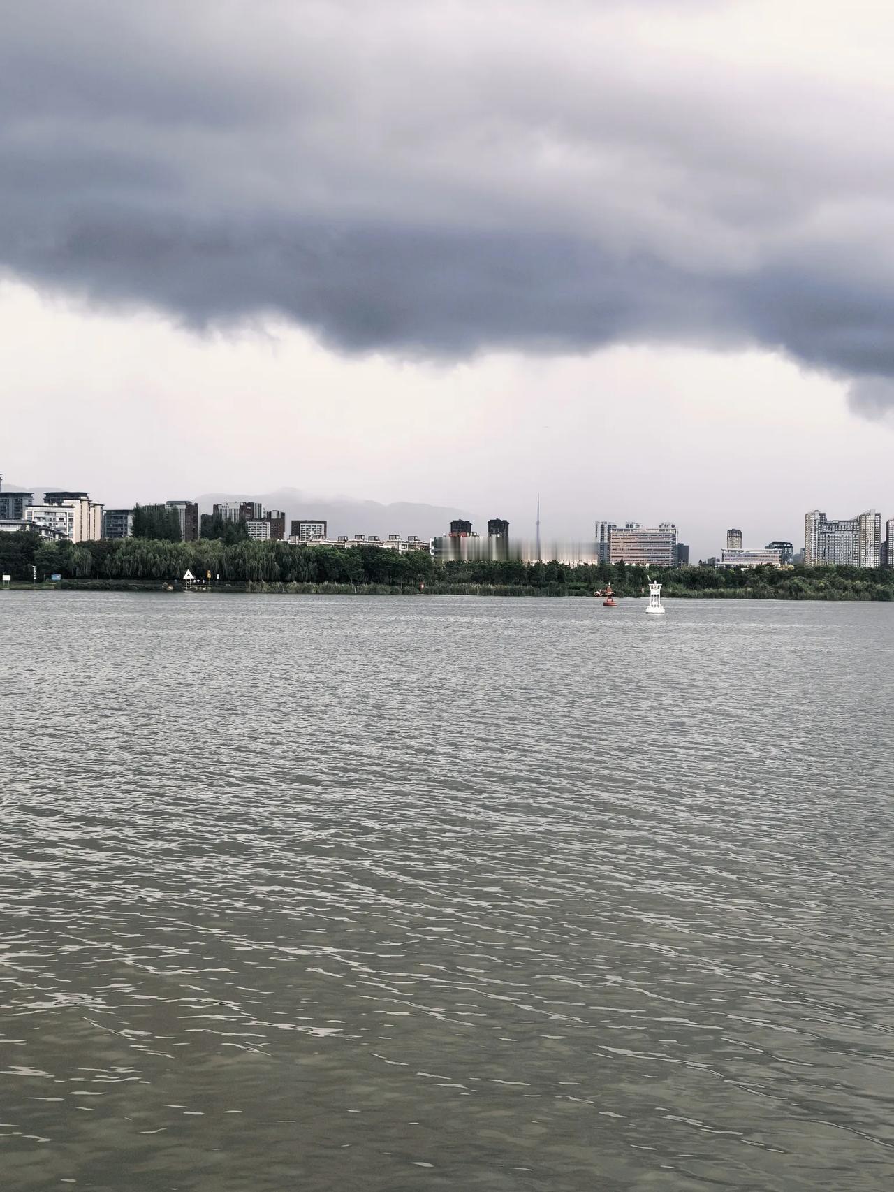 今天的昆明暴雨云，大家出门带好雨具，及时避雨！看对面马街那边的雨，离咱们家这边也