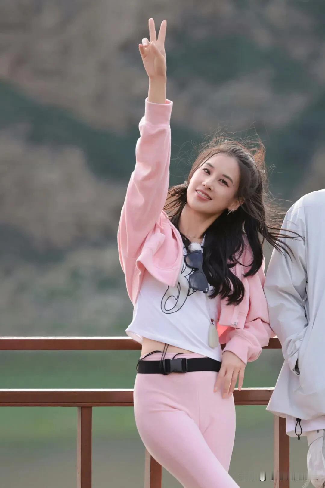 黄圣依41岁，北京电影学院毕业，娱乐圈女神一般的存在[赞]

麦琳，37岁，大专