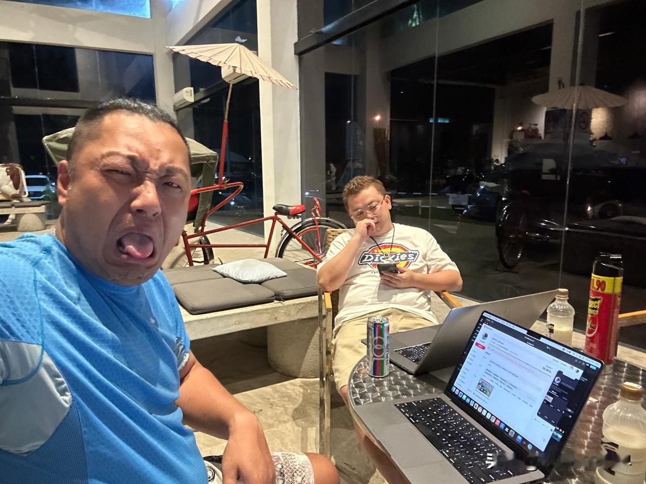 半夜还在酒店大堂上传影片，自媒体人也不容易呀！