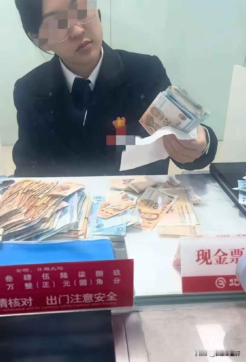 也许你没有见过，真正的“视黄金如粪土”的人。但图片中的这个女子，不知道是谁家的大