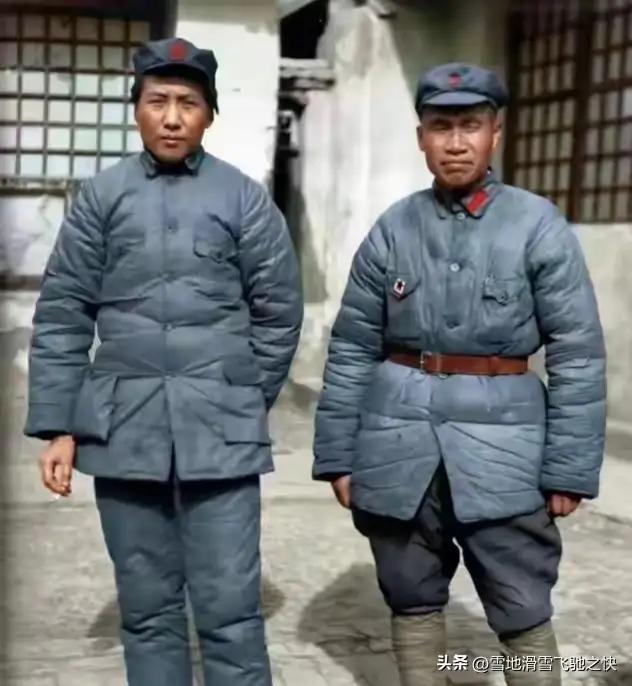 这张照片是1937年，我们伟大领袖毛主席和我们敬爱的朱总司令，在陕西延安窑洞前，