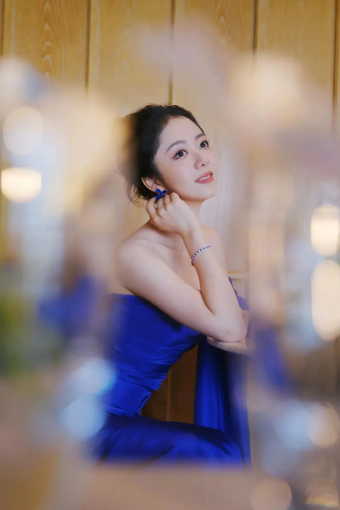 34岁谭松韵美到迷糊，身穿克莱因蓝裙好亮眼