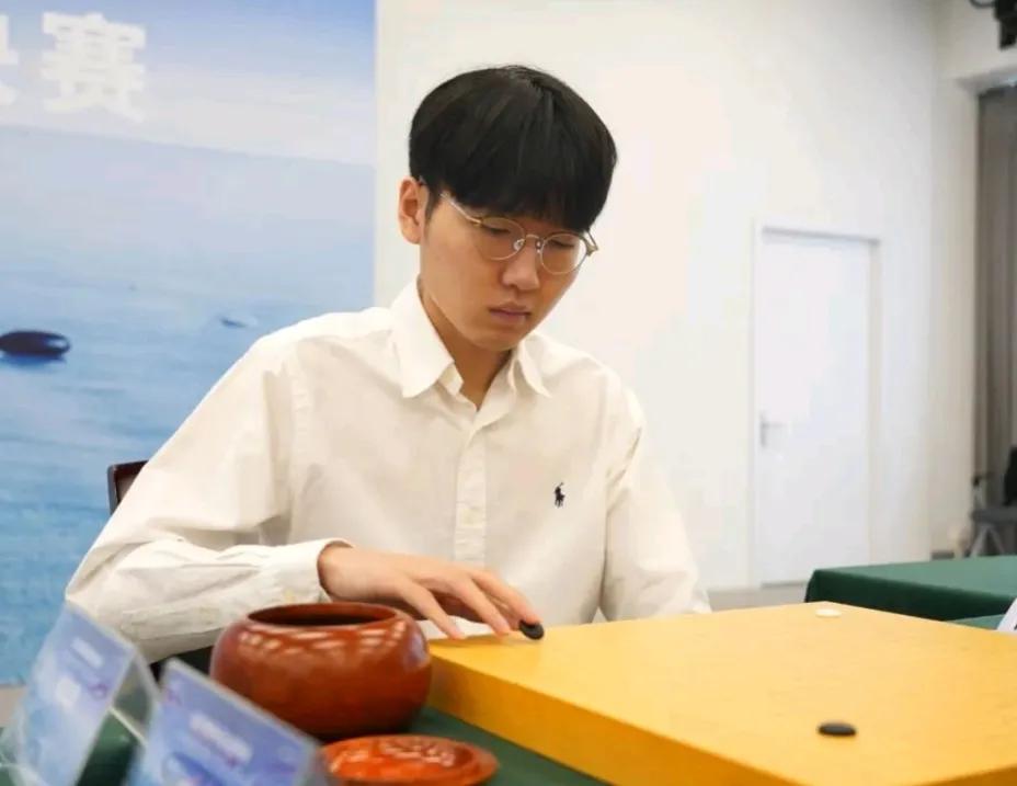 非常专业~申真谞打棒球



围棋世界冠军六冠王，世界第一人的韩国申真谞九段闲瑕