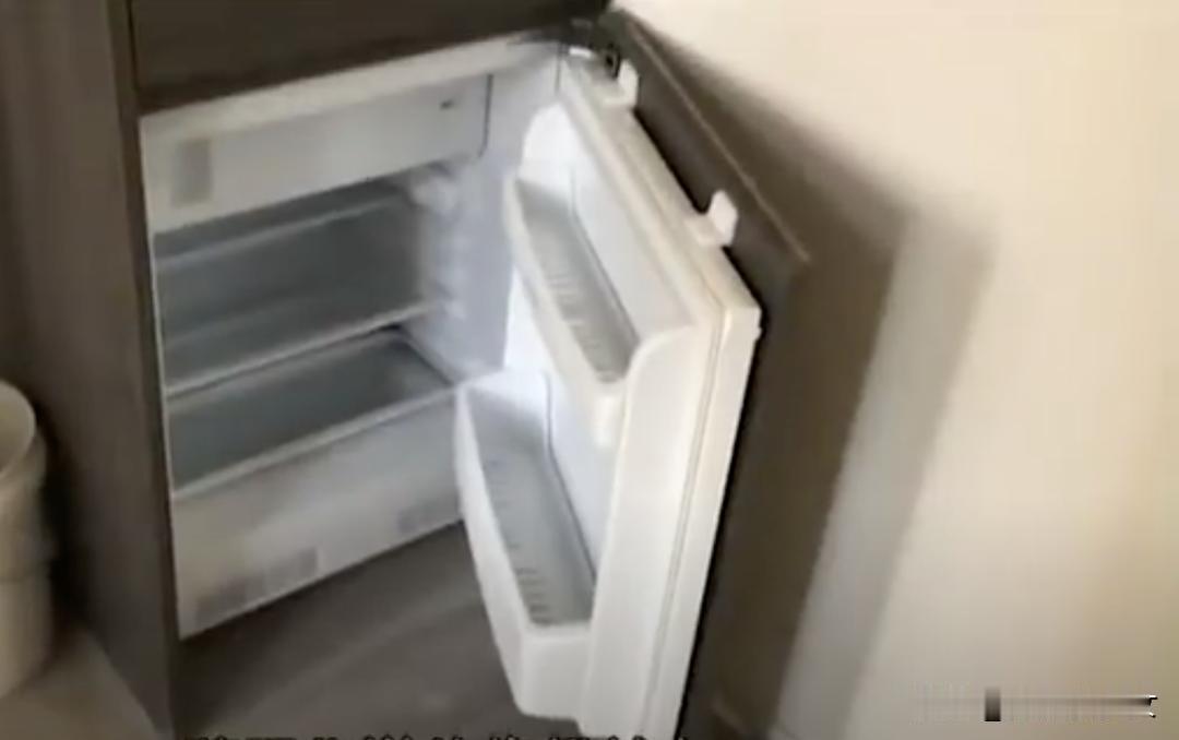 你能想象住在比一个车位还小的房子里吗？在香港这不是段子，是真事。最小的纳米楼只有