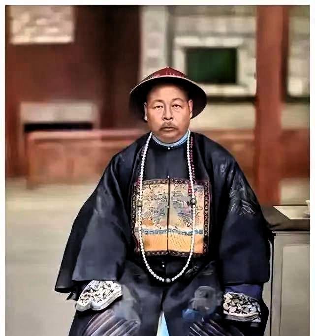 左宗棠一妻三妾，女儿左孝琳晚年回忆却出人意料:父亲向来不踏进姨娘的房间，反倒是每