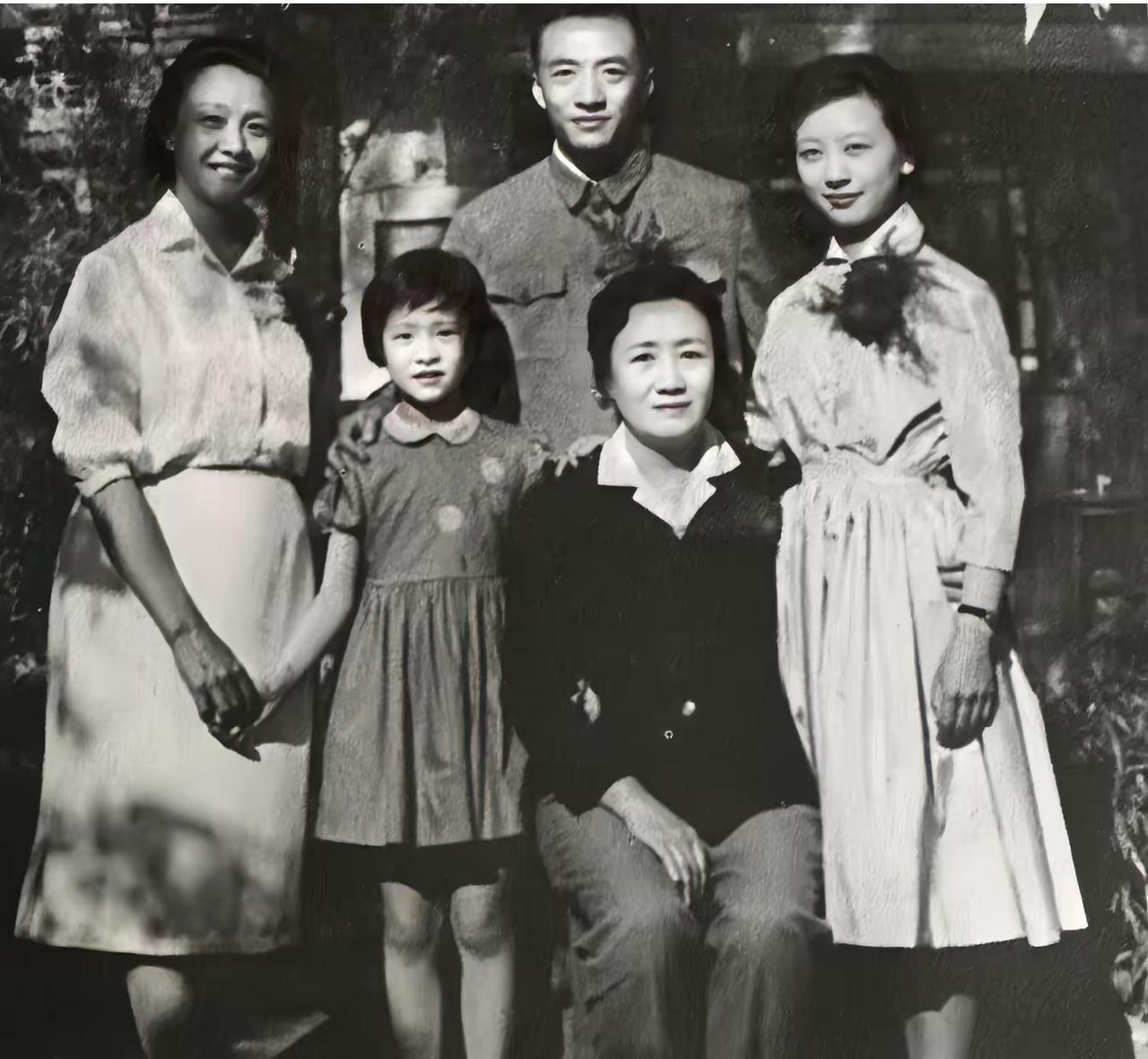 1970年，董竹君狱中过70大寿大哭，得狱友安慰后，立志活着出狱，出狱1年逆袭。