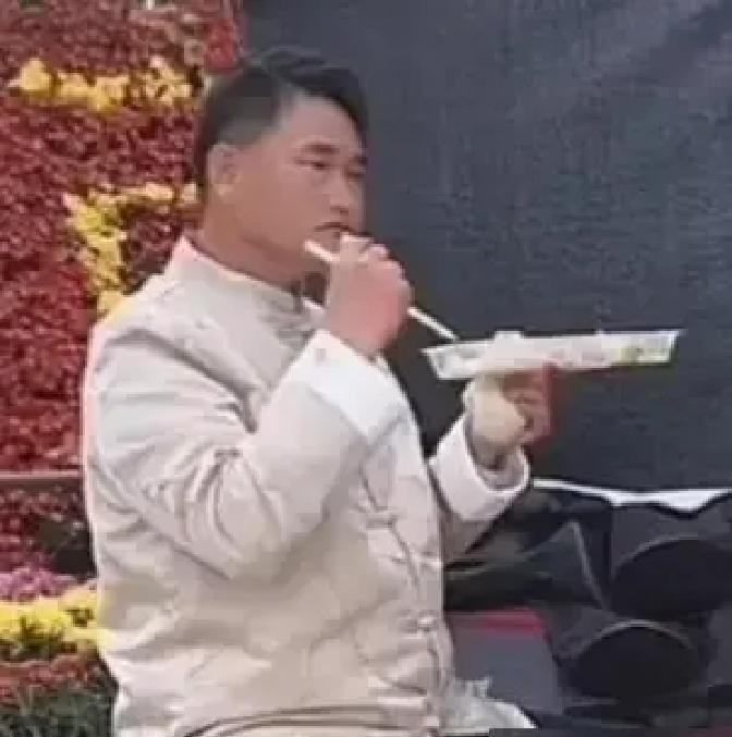 商业演出落幕，主办方悄然将他安排到二号桌，周围尽是生疏面孔。大衣哥朱之文默默无言