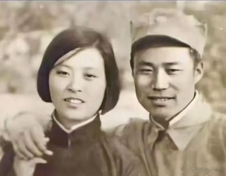 这一对，是不是很般配？说他们郎才女貌，对不对？战争年代，他英勇杀敌负伤，她精心护