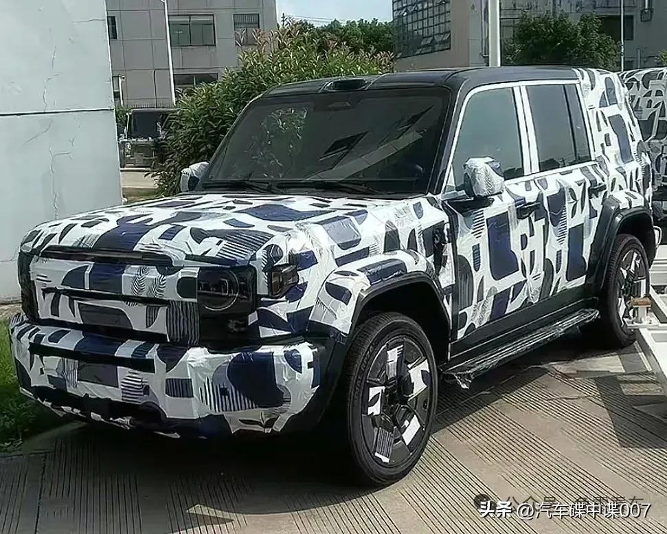 有网友拍到了icar v27激光雷达版的路试车，看这情况，这车的定位貌似不低啊。