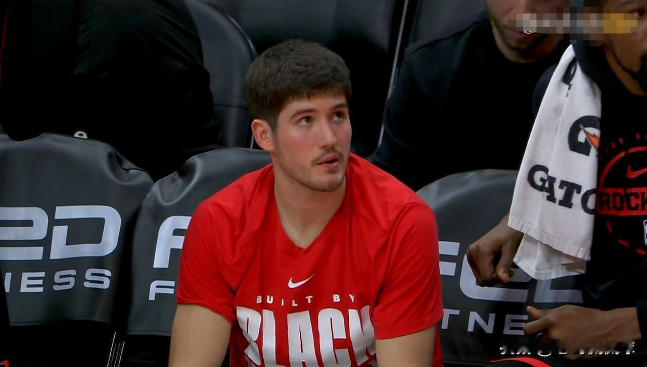 火箭新星谢波德真是闪耀全场！在今天火箭主场以128：97大胜国王的比赛中，谢波德