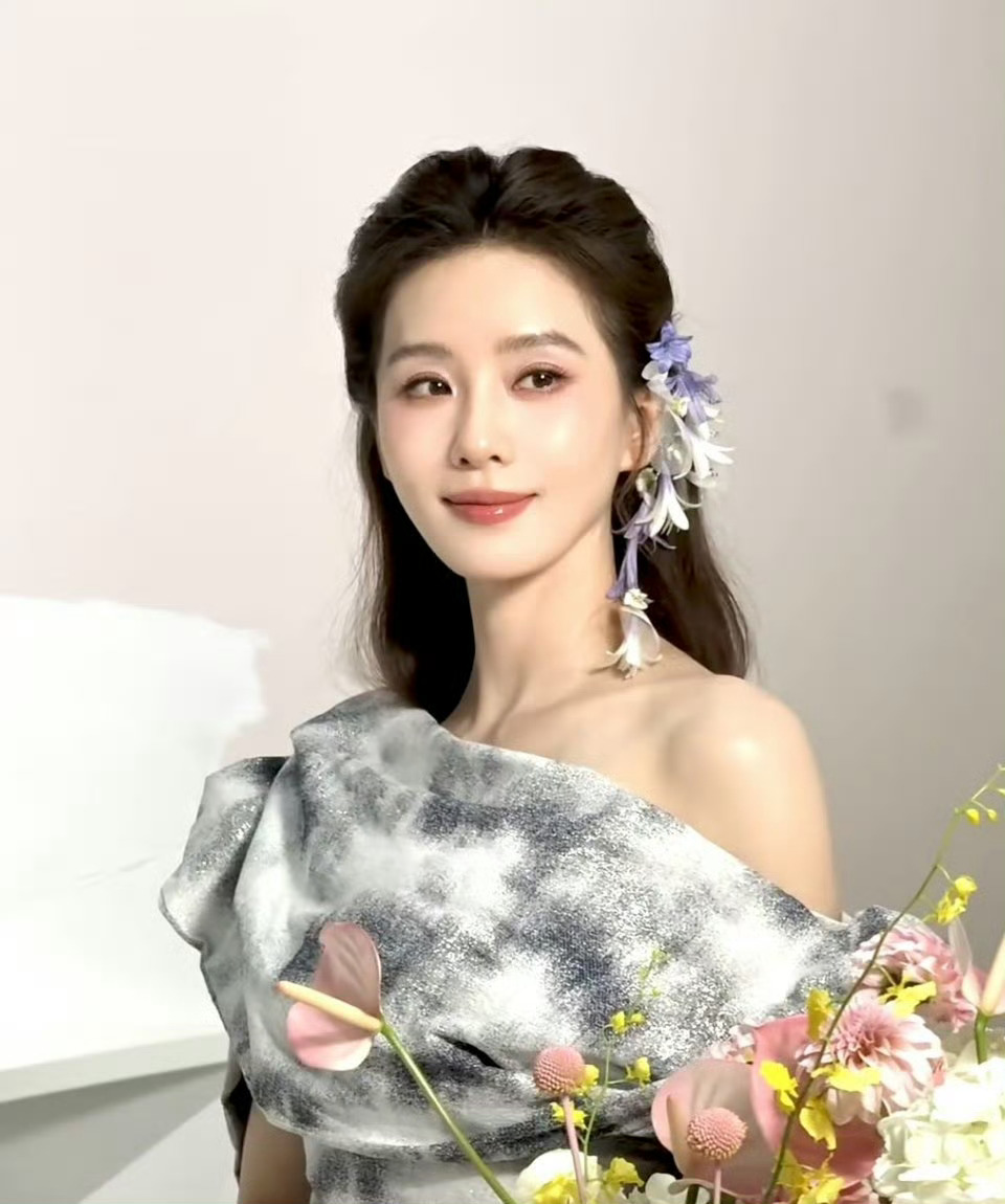 刘诗诗克丽缇娜活动，这个侧边紫色花太漂亮了 克丽缇娜全球品牌代言人刘诗诗 刘诗诗