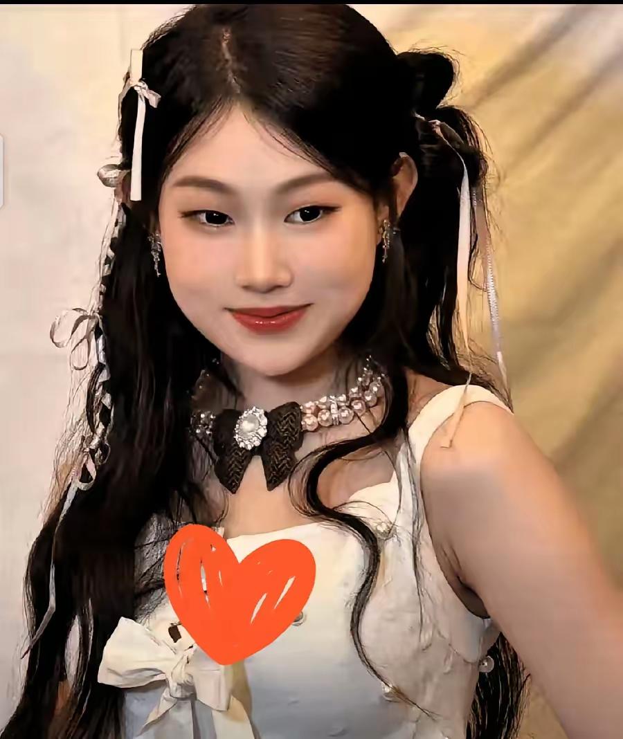 沈佳润的素颜跟化妆后，
  差别真的很大，
   普通女孩变身国际巨星，
   