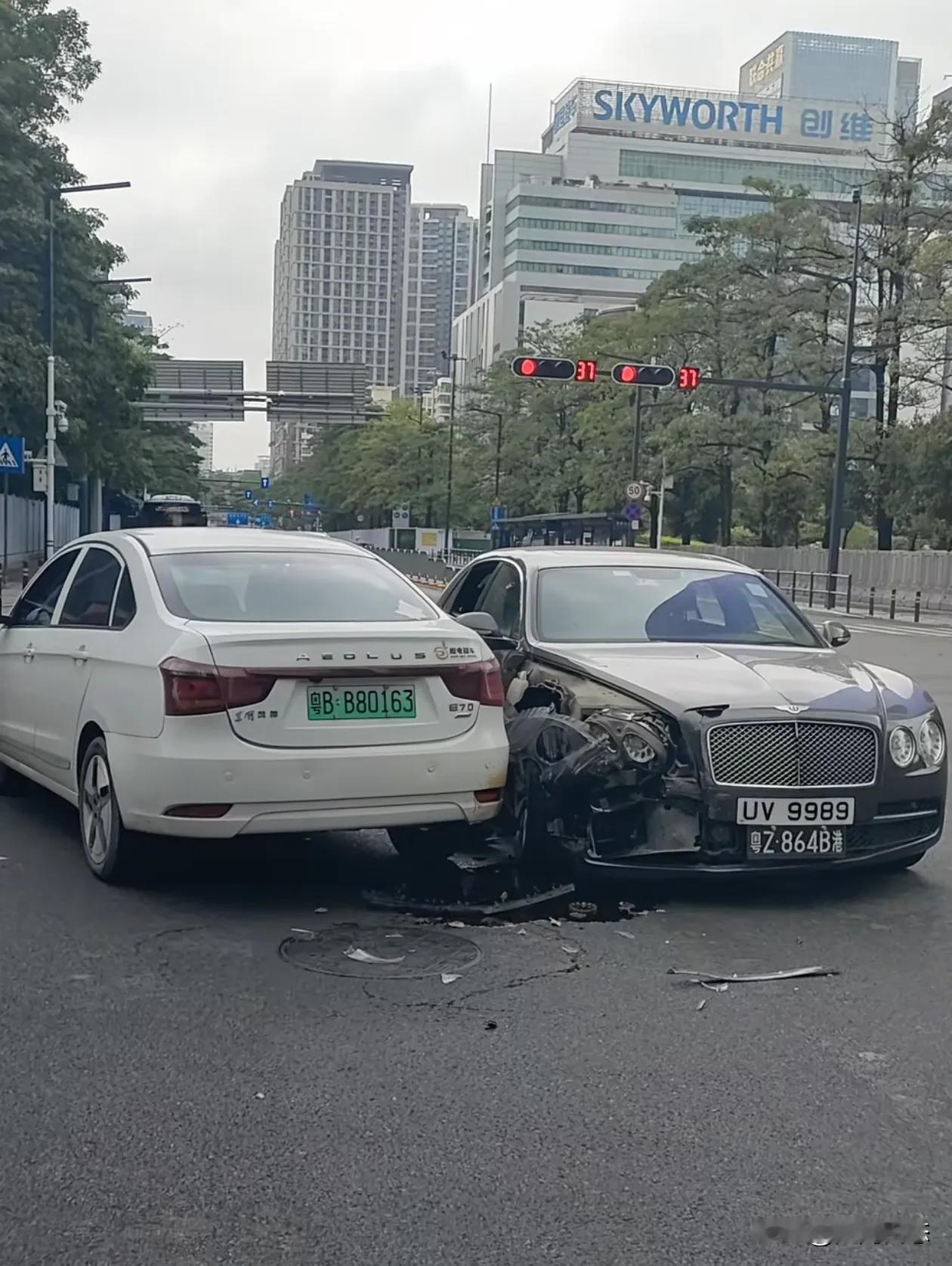 深圳网约车撞上豪车损失超过百万
司机这下要赔麻了，深圳一名网约车东风，撞上了高达