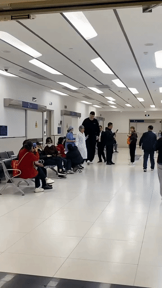 网友在医院偶遇篮球巨星:姚明？
只见他像一个“巨人”一样缓缓向前走来。
两米多高