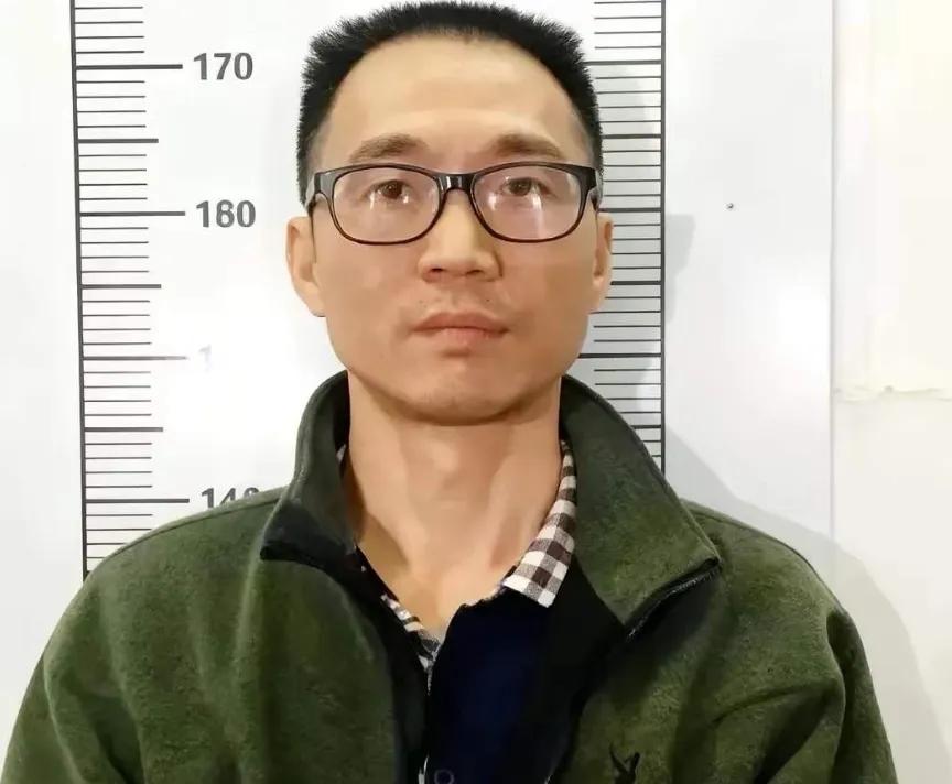 1995年，广东高干子弟陈恂敏劫走1500万现金，还害死了运钞员。他却隐姓埋名2
