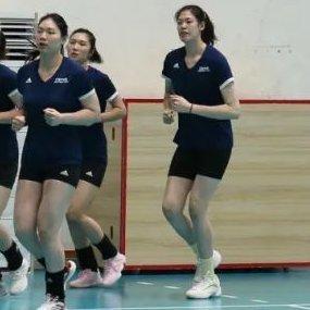 女排[超话] 李盈莹加入中国国家队训练营。主教练赵勇宣布，目前李盈莹正在按照医生