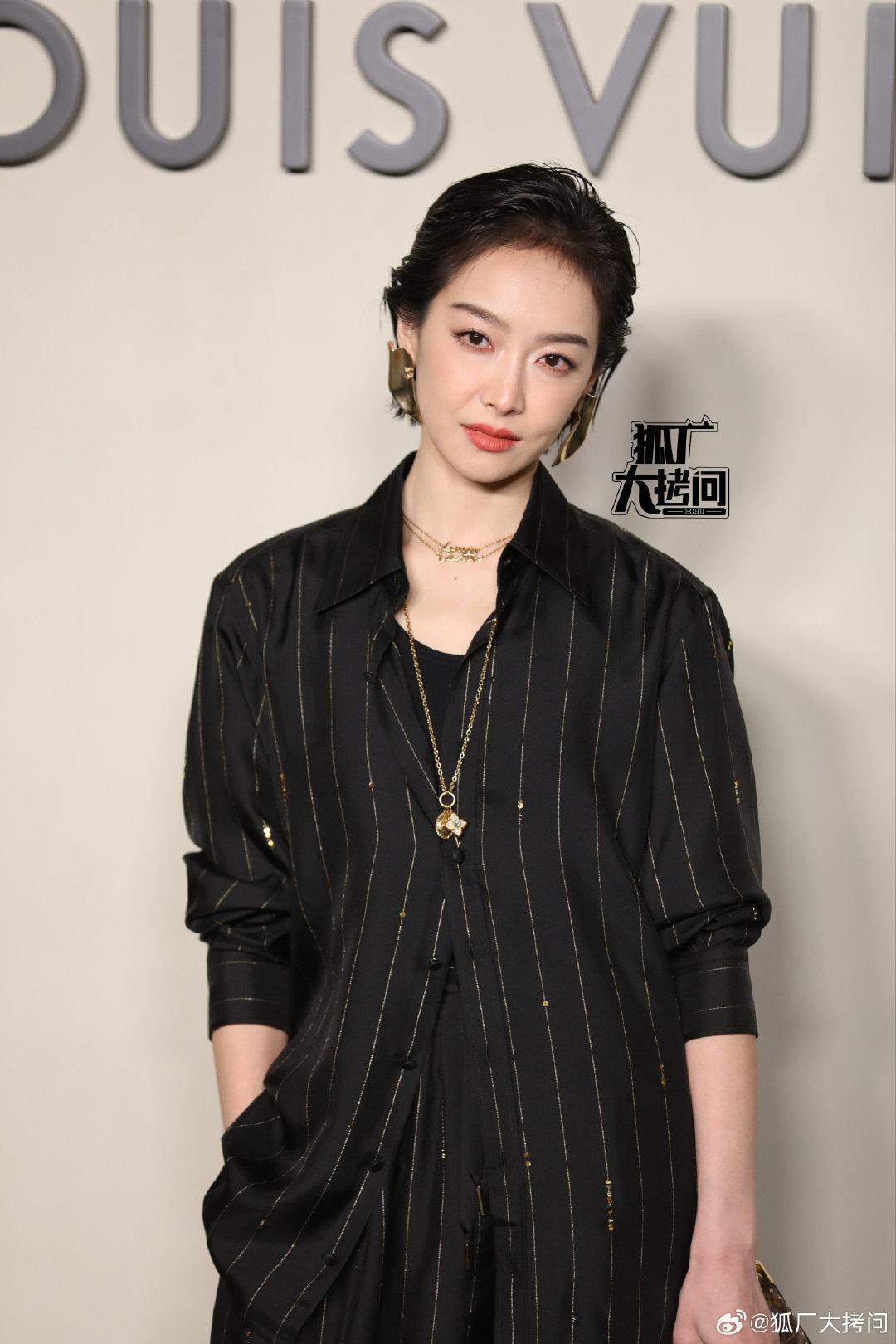 今天好飒，女王气场全开 宋茜大背头黑西装