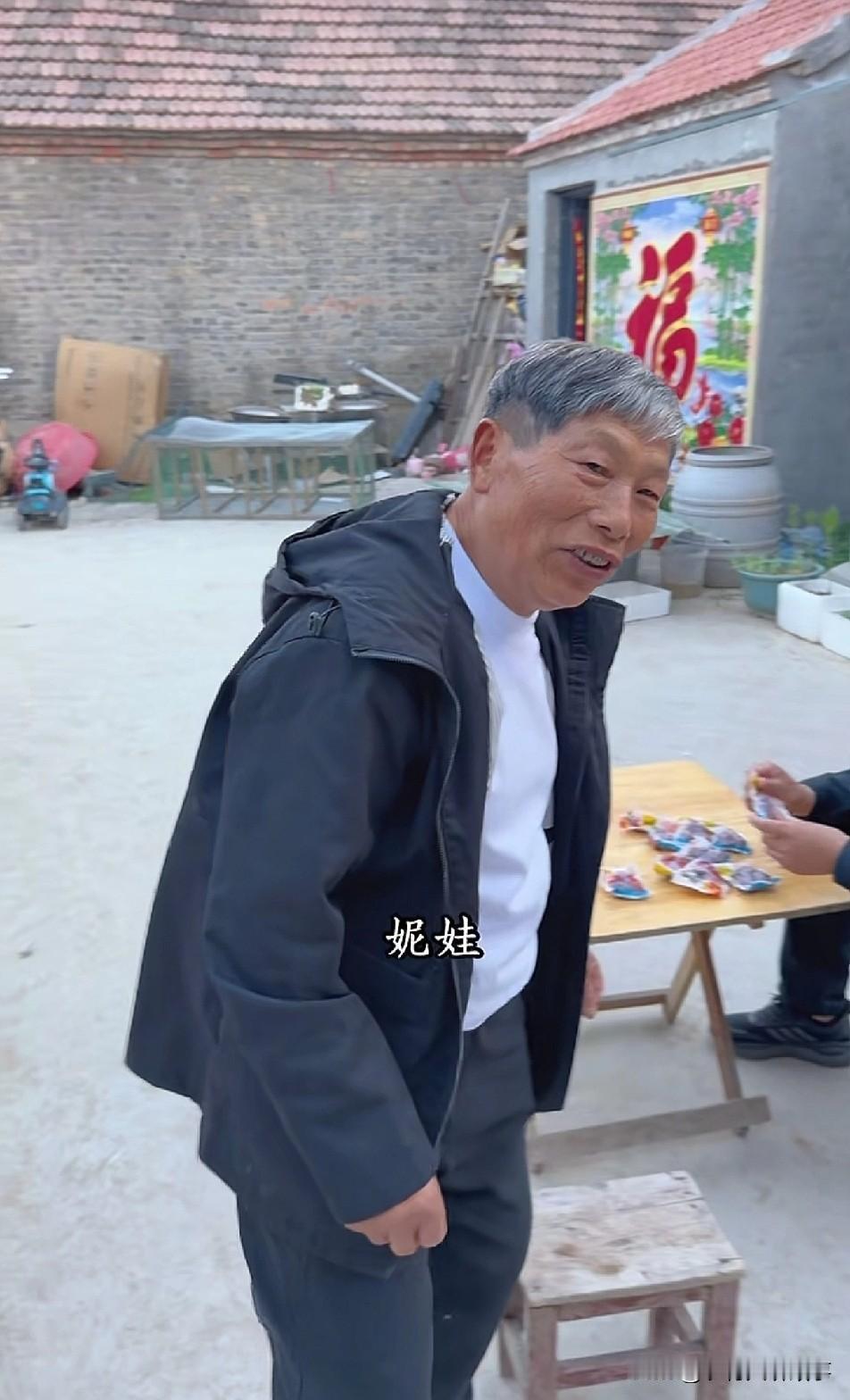 树兰突然变年轻了，这还是原来那个邋遢老头吗？

树兰最近理发了，小白T和冲锋衣一