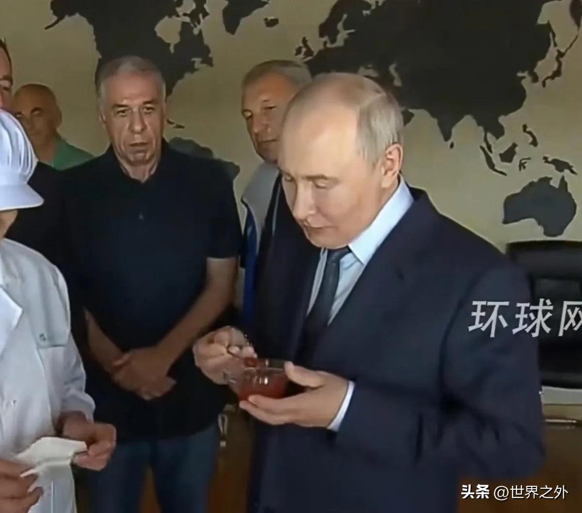 翻译一下大帝的意思：我8月13日登的是俄罗斯领土伊图鲁普岛，吃鱼子酱看鲸鱼追金枪